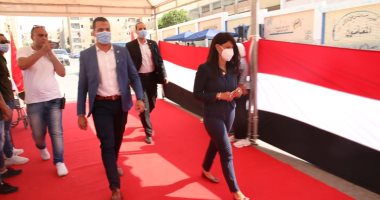 وزيرة التعاون الدولى تدلى بصوتها في انتخابات مجلس الشيوخ بالتجمع الخامس 