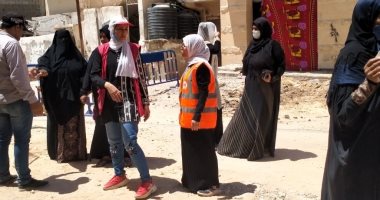 فتيات العريش يتطوعن لخدمة المواطنين أمام مقرات اللجان الانتخابية.. صور