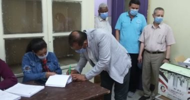 رئيس جامعة أسوان يدلى بصوته فى انتخابات مجلس الشيوخ (صور)