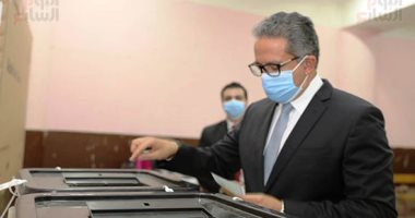 وزير السياحة والآثار يدلى بصوته فى انتخابات مجلس الشيوخ بالمعادى قبل وقف التصويت