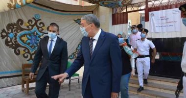 محافظ المنيا يخضع للكاشف الحرارى خلال جولته على لجان الانتخابات (صور)