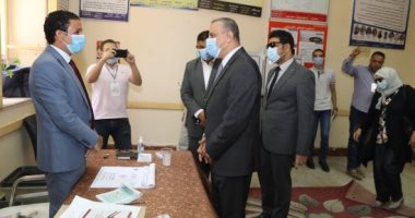 محافظ سوهاج يتفقد عددا من اللجان الفرعية للاطمئنان على العملية الانتخابية