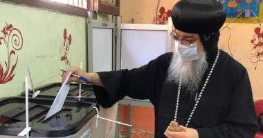 الأنبا مكاريوس يدلى بصوته فى انتخابات مجلس الشيوخ بالمنيا