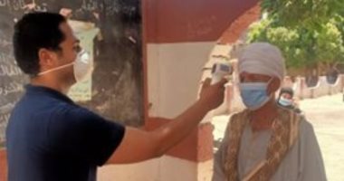 الفرق الطبية تفحص الناخبين خلال توجهم للتصويت بمدرسة ابتدائية فى أسيوط
