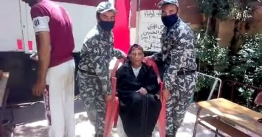 تسلم الأيادى.. حراس الوطن يساعدون كبار السن فى الوصول للجان للإدلاء بأصواتهم 