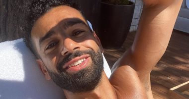 محمد صلاح يستعرض فورمة الصيف وعضلات البطن تحت أشعة الشمس.. صورة 