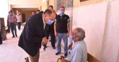 محافظ أسيوط يصطحب مسنا للإدلاء بصوته فى انتخابات مجلس الشيوخ.. صور