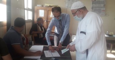 صور.. توافد الناخبين بالمنوفية والمنيا على انتخابات الشيوخ بالكمامة