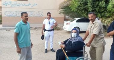 بكرسى متحرك.. إحدى المسنات تحرص على التصويت فى انتخابات مجلس الشيوخ بالشرقية
