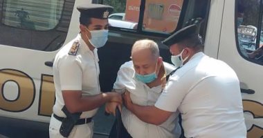أمن القاهرة يلبى استغاثة مسن يرغب فى الإدلاء بصوته بانتخابات الشيوخ.. صور 