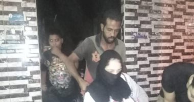 شباب عين شمس يساعدون كبار السن وذوى الإعاقة بالإدلاء بأصواتهم فى انتخابات الشيوخ