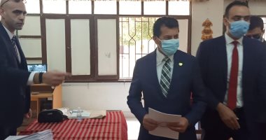 صور.. وزير الرياضة يدلى بصوته فى انتخابات مجلس الشيوخ