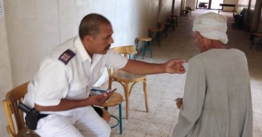 صور.. كبار السن يتصدرون المشهد أمام لجان انتخابات الشيوخ بقنا 