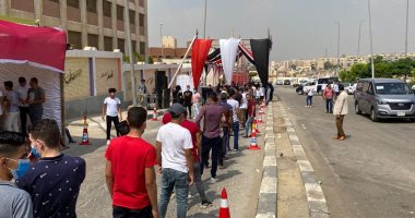 صور.. طوابير الشباب تمتد خارج اللجان الانتخابية بالقاهرة