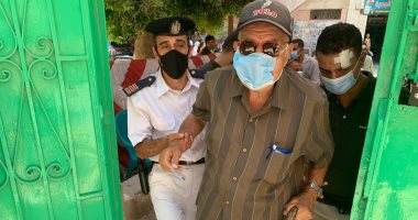الشرطة تساعد كبار السن فى الوصول للجنة مدرسة حافظ ابراهيم بحلوان 