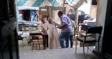 شاهد.. عجوزان يدليان بصوتهما "على العكاز" بمدرسة الثانوية بنات في المنيا