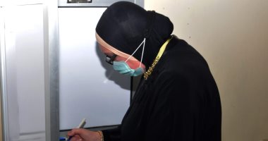 وزيرة التجارة والصناعة تدلى بصوتها الانتخابي في كلية الفنون الجميلة بالزمالك