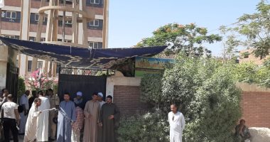 زحام فى لجان الانتخابات بمركز دشنا رغم ارتفاع درجة الحرارة .. صور