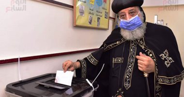 شاهد البابا تواضروس يدلى بصوته بانتخابات مجلس الشيوخ