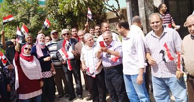 صور.. موظفو زراعة الشرقية يتوجهون لصناديق الانتخابات بالأعلام المصرية