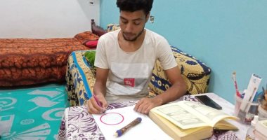 "محمود" خطاط من قنا: الخط إرث والدى تركه لى وتعلمته بالنظر.. صور