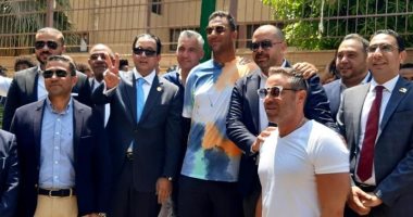 حازم إمام وميدو وسيف زاهر يشاركون في الانتخابات ويرفعون علامة النصر.. صور