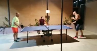 الفنان أحمد تهامى يخوض مباراة "بينج بونج" أمام العميد حسام حسن.. فيديو وصور