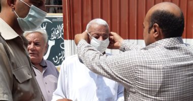 توزيع كمامات مجانا للمتوافدين على لجان التصويت بالدقهلية (صور)