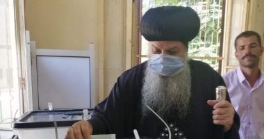 الأنبا أغاثون يدلى بصوته في انتخابات مجلس الشيوخ فى مغاغة