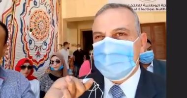 محافظ سوهاج يتحدث لـ"تليفزيون اليوم السابع" من أمام لجنة انتخابية