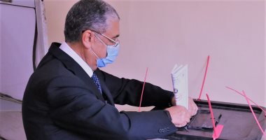 وزير الكهرباء يدلى بصوته فى انتخابات مجلس الشيوخ.. صور