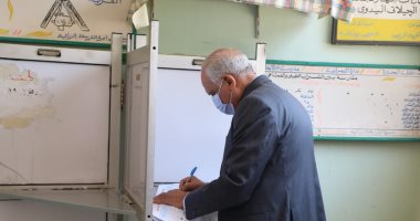 محافظ الجيزة يدلى بصوته فى انتخابات مجلس الشيوخ.. صور