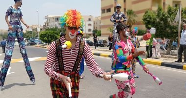 استعراضات فولكولورية أمام مدرسة سيزا النبراوي في التجمع الخامس.. صور