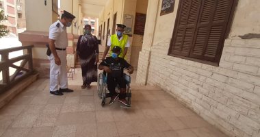 رجال الشرطة يساعدون ذوى الاحتياجات للأدلاء بأصواتهم فى شبين الكوم.. صور 