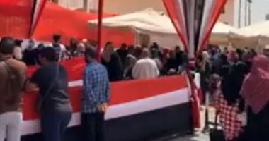 حشود الناخبين أمام لجان انتخابات الشيوخ في مدرسة تحيا مصر بالأسمرات.. لايف