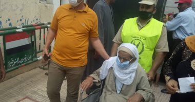 عجوز يدلى بصوته فى انتخابات الشيوخ بالمنوفية بـ"الكرسى المتحرك"