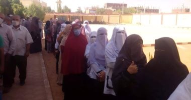 صور.. "ملحمة نسائية".. طوابير السيدات بلجان بلاط فى الوادى الجديد