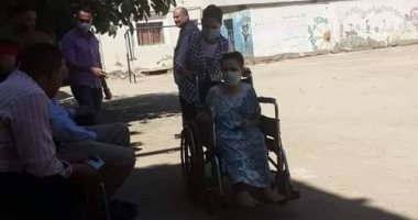 شاهد.. قعيدة على كرسى متحرك تدلى بصوتها فى انتخابات الشيوخ بالمنيا