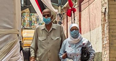 كبار السن يحرصون على ارتداء الكمامات في انتخابات مجلس الشيوخ بحلمية الزيتون