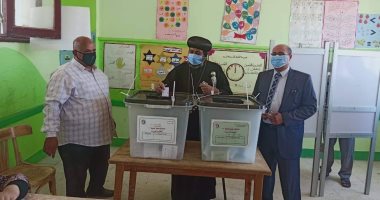 أسقف عام كنائس الوادى الجديد يدلي بصوته فى انتخابات الشيوخ .. صور