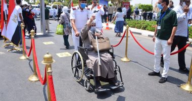  سيدة على كرسى متحرك تدلى بصوتها فى انتخابات الشيوخ رافعه علم مصر 