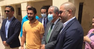 أحمد حسن والناخبون يلتقطون صورا مع وزير التموين أمام اللجنة الانتخابية