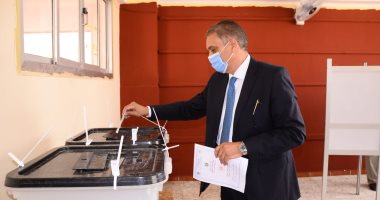 صور.. وزير شئون المجالس النيابية يدلى بصوته فى انتخابات الشيوخ بالقاهرة الجديدة