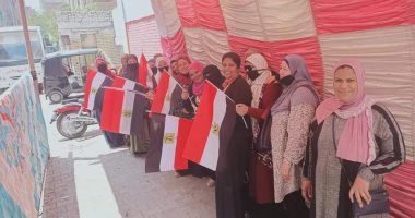 السيدات يدعمن انتخابات مجلس الشيوخ برفع الأعلام أمام لجان بشتيل.. صور