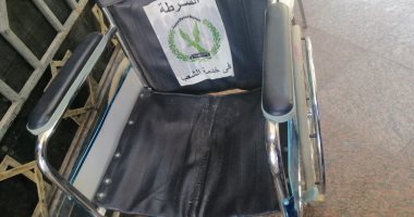 صور  .. "الشرطة فى خدمة الشعب" .. كراسى متحركة وكمامات للناخبين بالفيوم