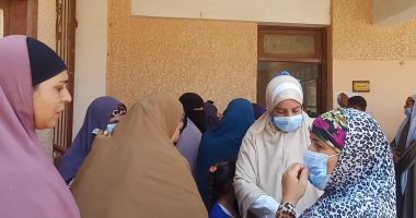 توزيع الكمامات على الناخبين داخل اللجان الانتخابية بمحافظة بنى سويف (صور)