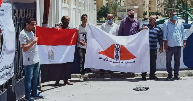 مواطنون يحملون علم مصر أمام لجان زايد بعد التصويت في انتخابات الشيوخ.. صور 