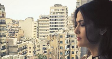 شاهد سلمى حايك من الشعر الأبيض والحزن على انفجار بيروت إلى الاسترخاء بالمايو