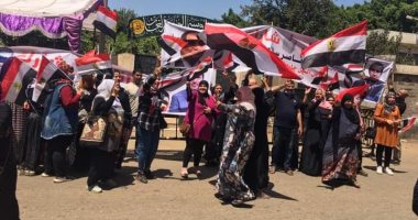 صور.. السيدات يدعمن انتخابات مجلس الشيوخ برفع الأعلام أمام لجان أوسيم
