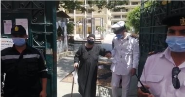 الشرطة تساعد مسنة للوصول للجنتها بالزيتون للمشاركة فى الانتخابات